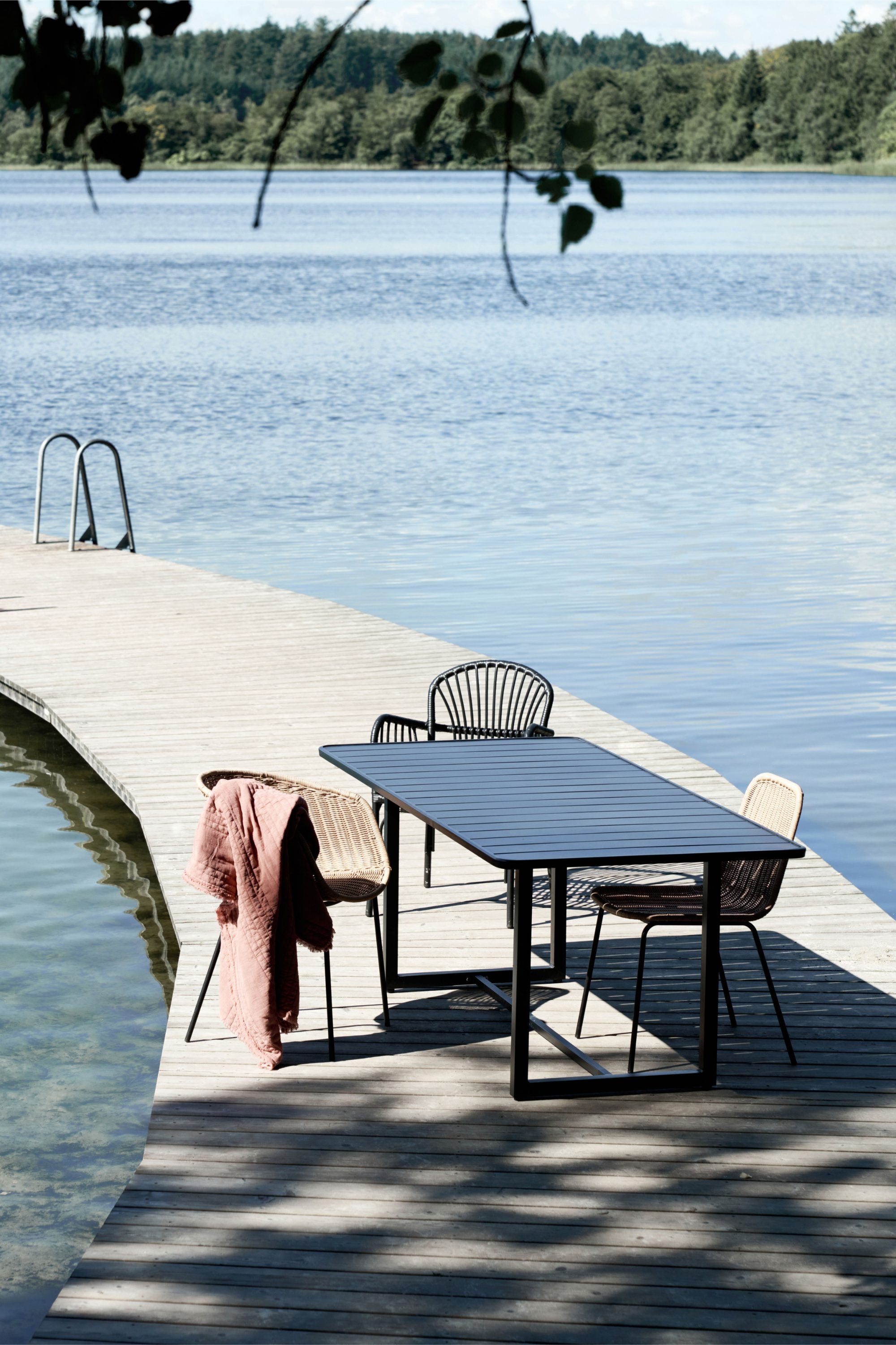 helo outdoor dining table