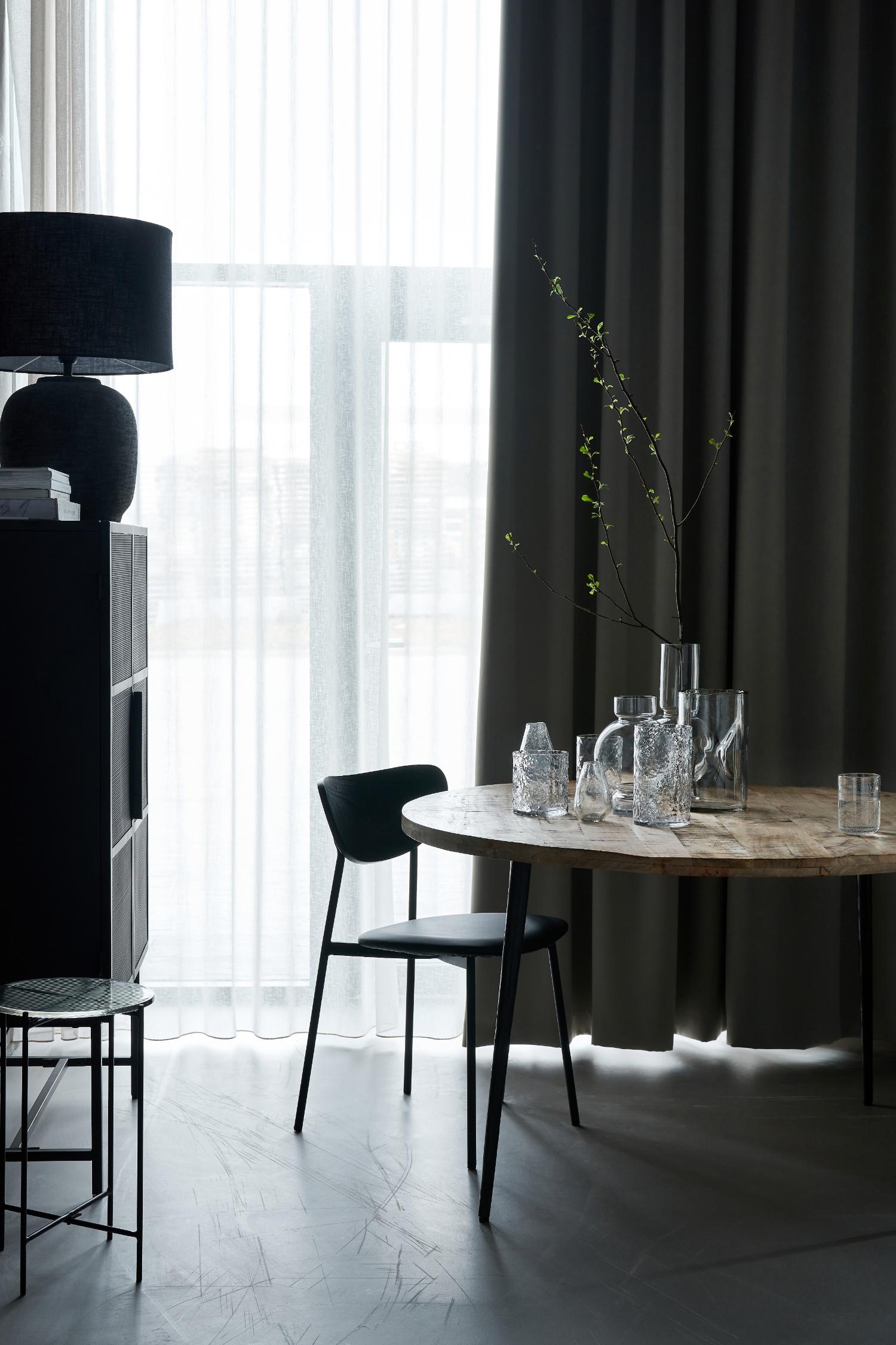 must dining chair black