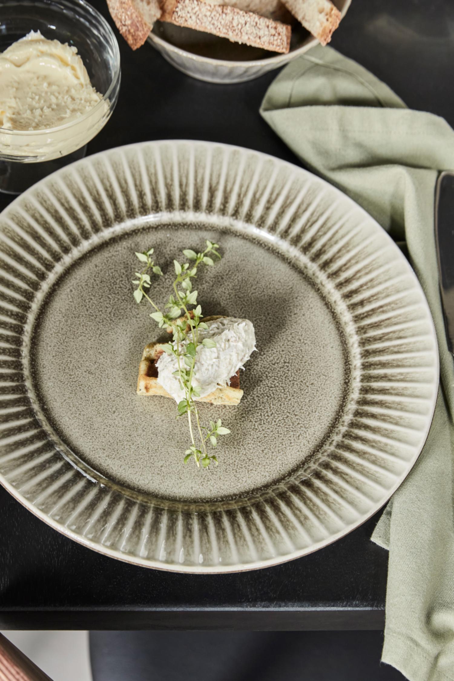 pleat dinner plate