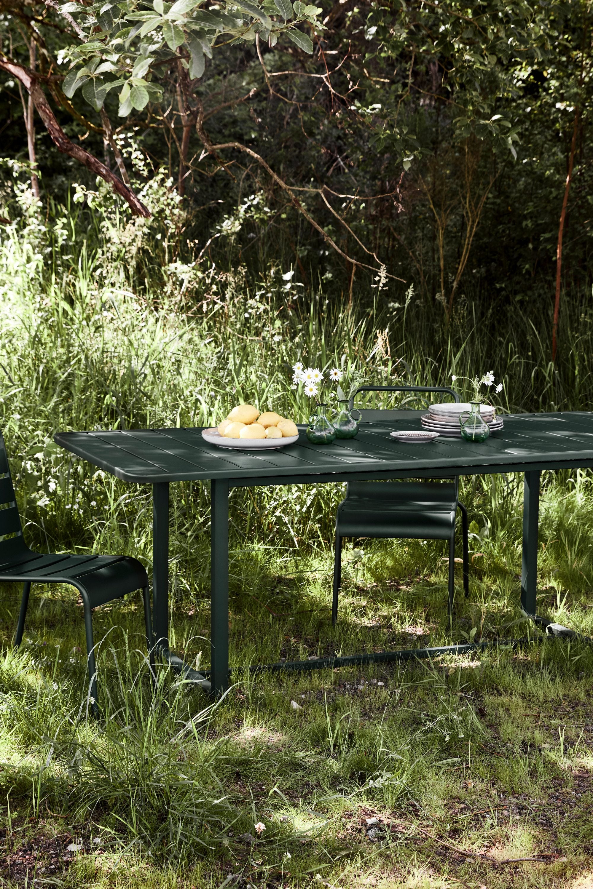 helo outdoor dining table