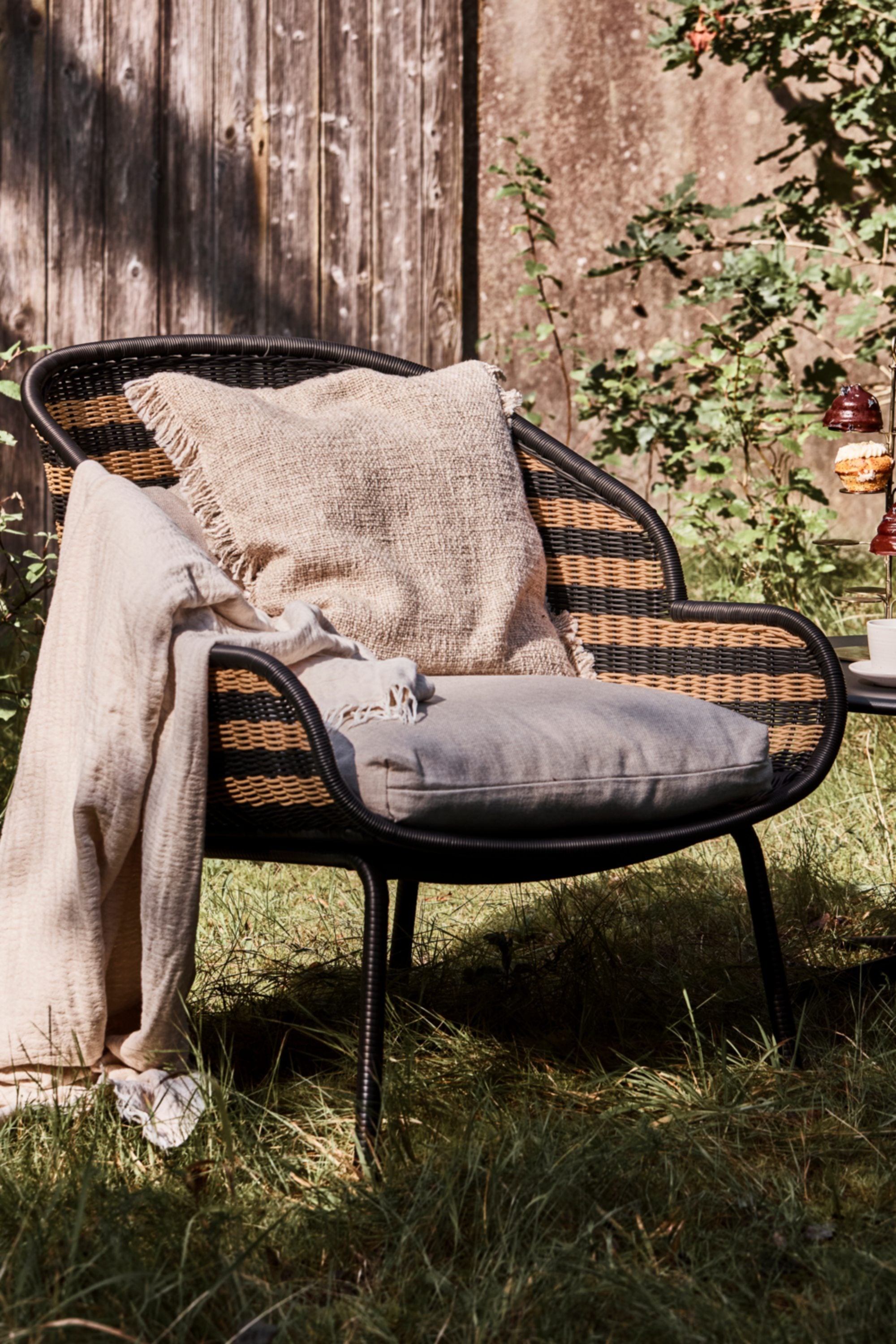 hapur lounge chair black stripe