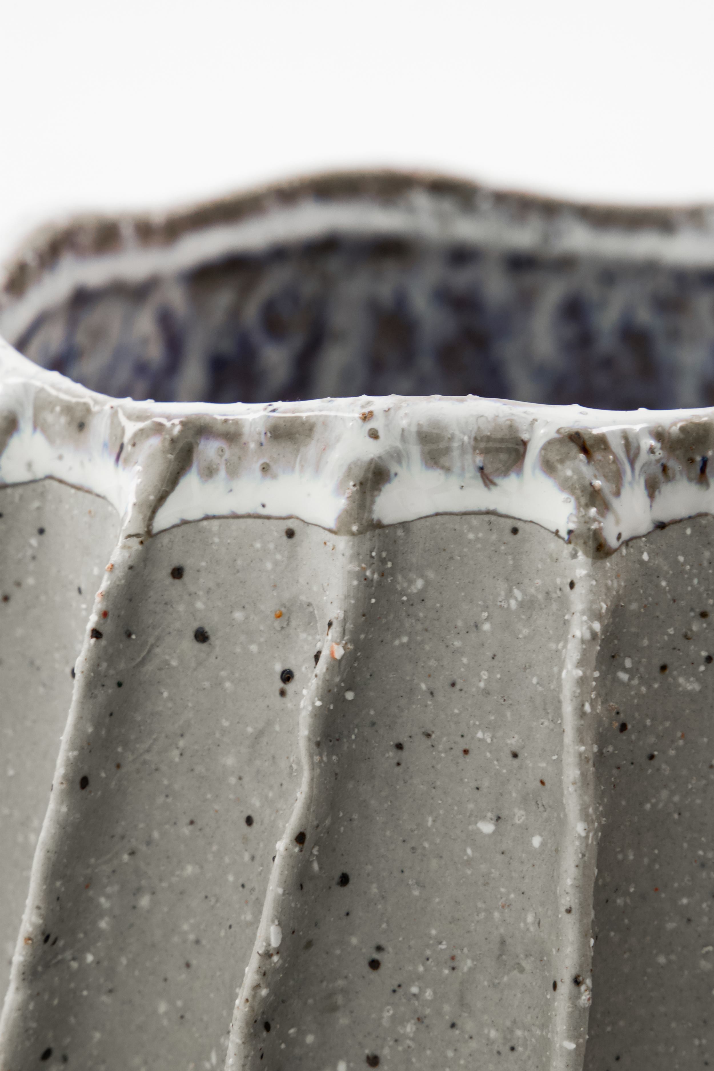shell planter grey beige