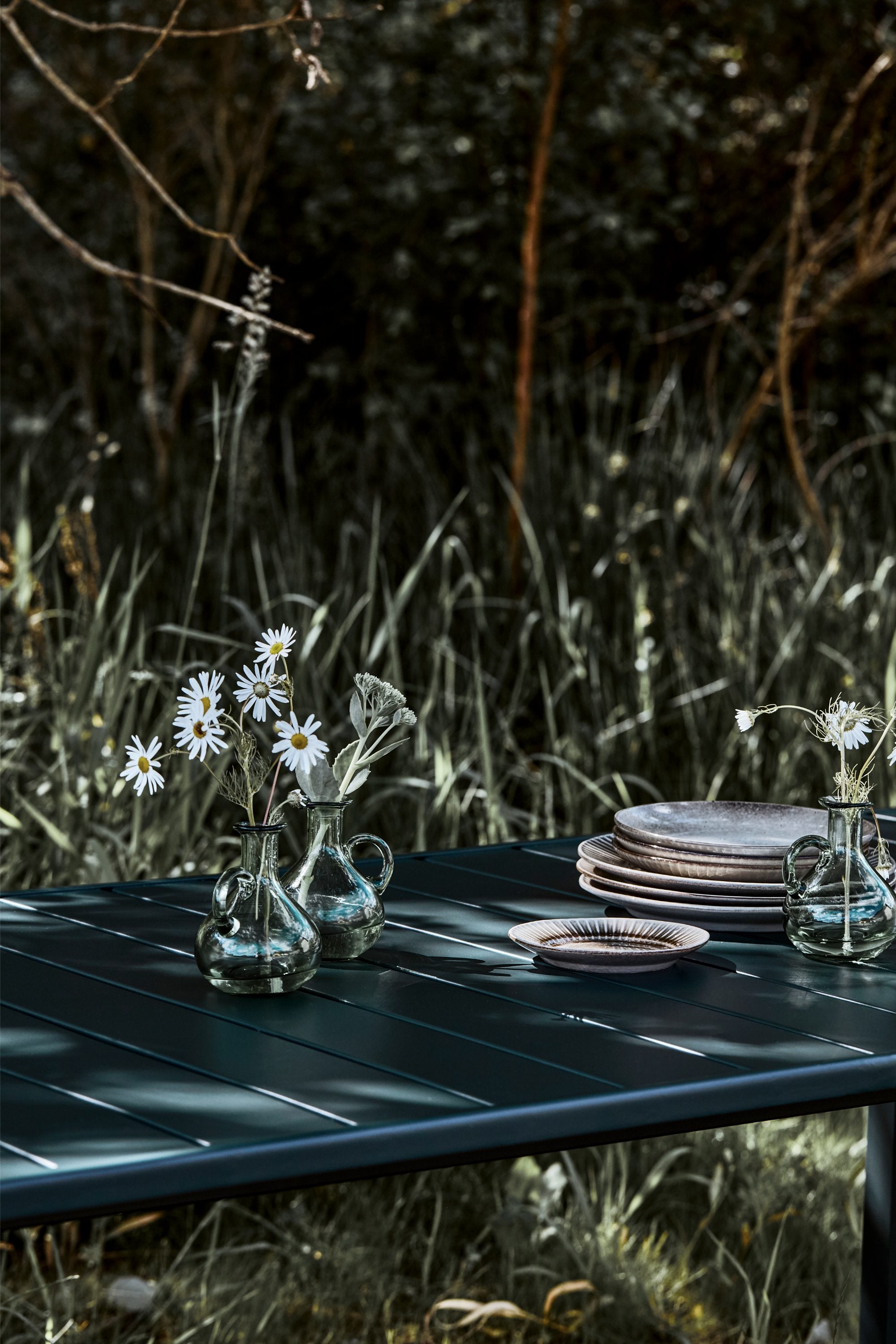 helo outdoor dining table